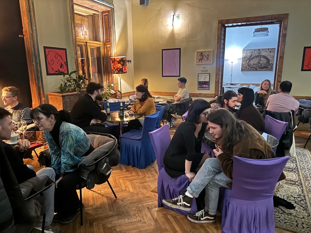 Seara de socializare autentică la Insomnia Cafe